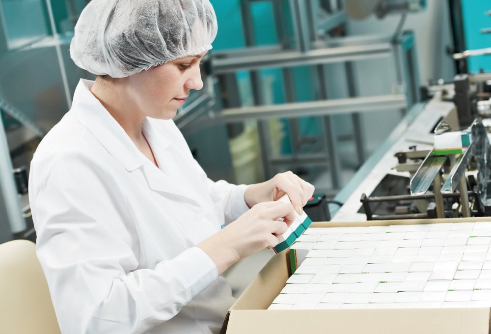 HAEMATO Mitarbeiterin packt Ware